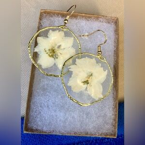 Resin Pressed Flower Floral Gold Wire Drop Earrings - So Beautiful - New In Box